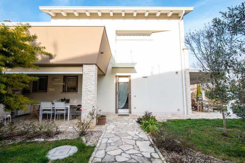 MONTEGROTTO TERME Proponiamo in vendita una recentissima porzione di villa in trifamiliare, situa...