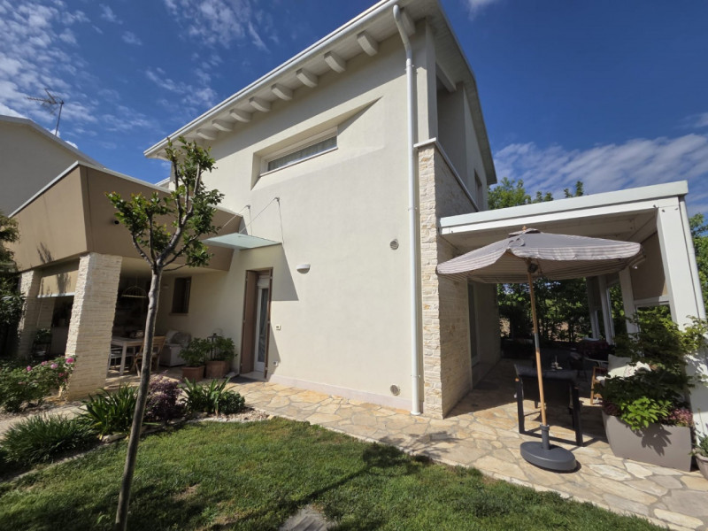 Situata in una zona strategica ma tranquilla di Montegrotto Terme, al confine con Abano, proponia...