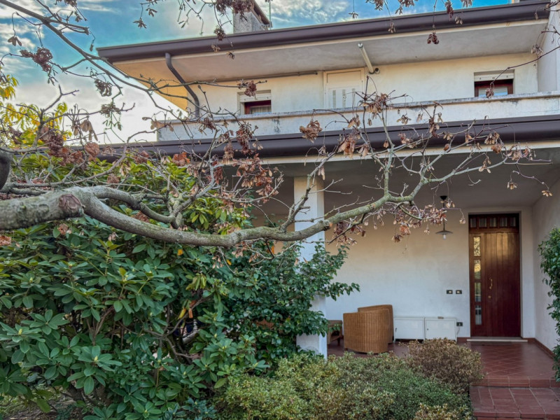 (Per INFO Roberto 3453195338) Scopri quest'affascinante casa bifamiliare situata nel cuore di Fon...