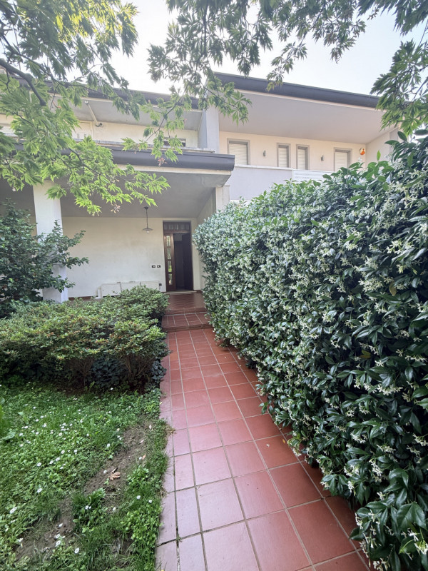 (Per INFO Roberto 3453195338) Scopri quest'affascinante casa bifamiliare situata nel cuore di Fon...