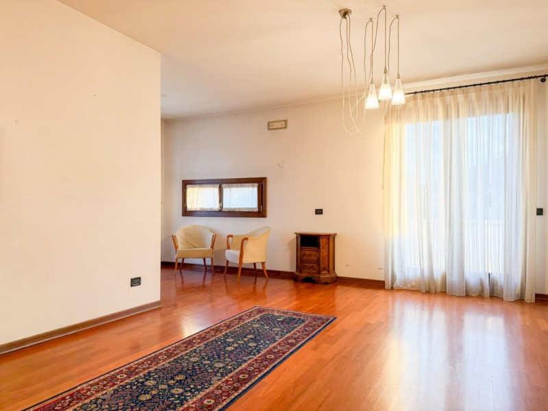 (Per INFO Roberto 3453195338) Scopri questa affascinante casa bifamiliare situata nel cuore di Fo...