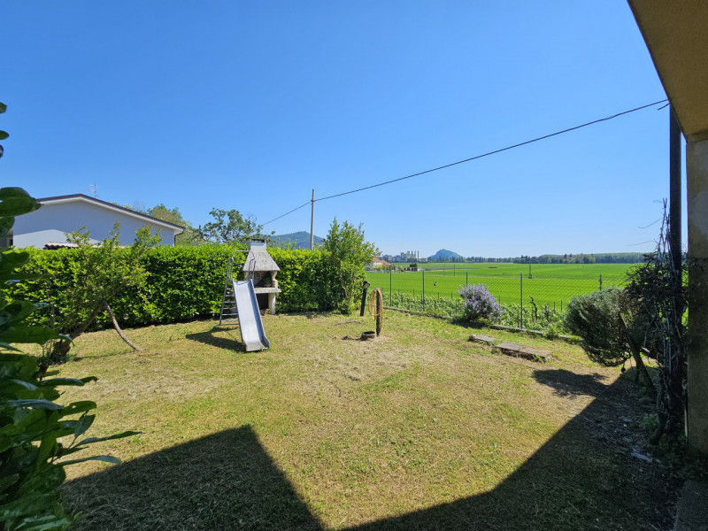 A Baone, proponiamo in vendita splendida porzione di bifamiliare, che rappresenta un'opportunità ...