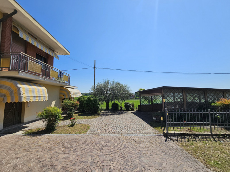 A Baone, proponiamo in vendita splendida porzione di bifamiliare, che rappresenta un'opportunità ...