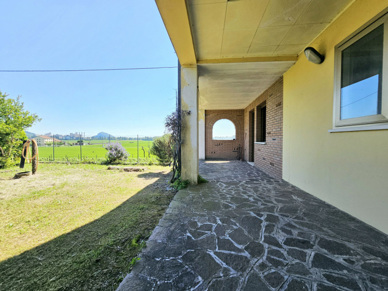 A Baone, proponiamo in vendita splendida porzione di bifamiliare, che rappresenta un'opportunità ...