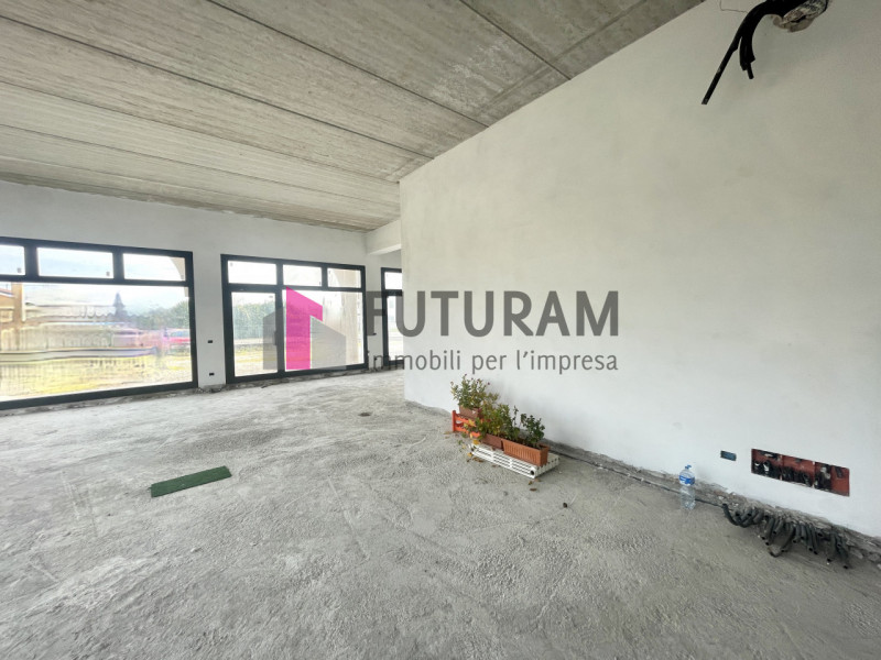 RIF: 121NM - MONTEGROTTO (PD) - PER INFO 340 335 8378 - 0444/310220

Propongo in vendita un compl...