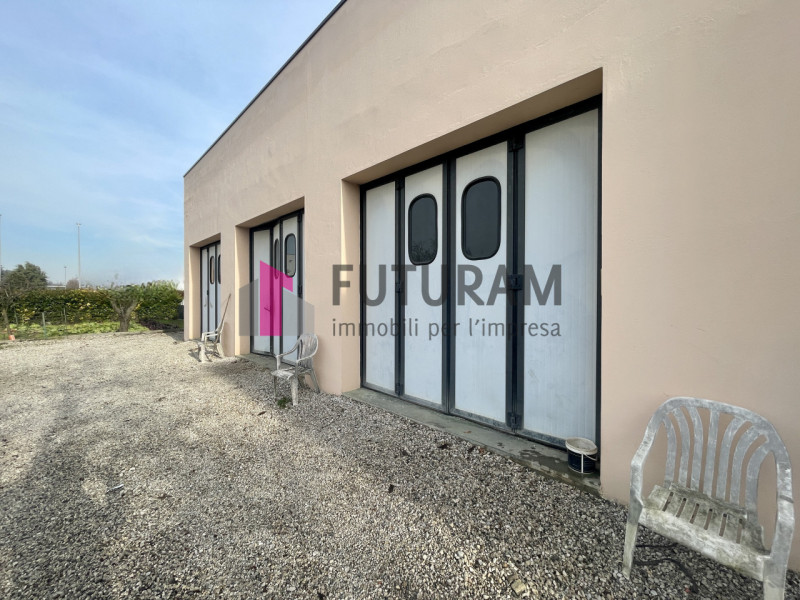 RIF: 121NM - MONTEGROTTO (PD) - PER INFO 340 335 8378 - 0444/310220

Propongo in vendita un compl...