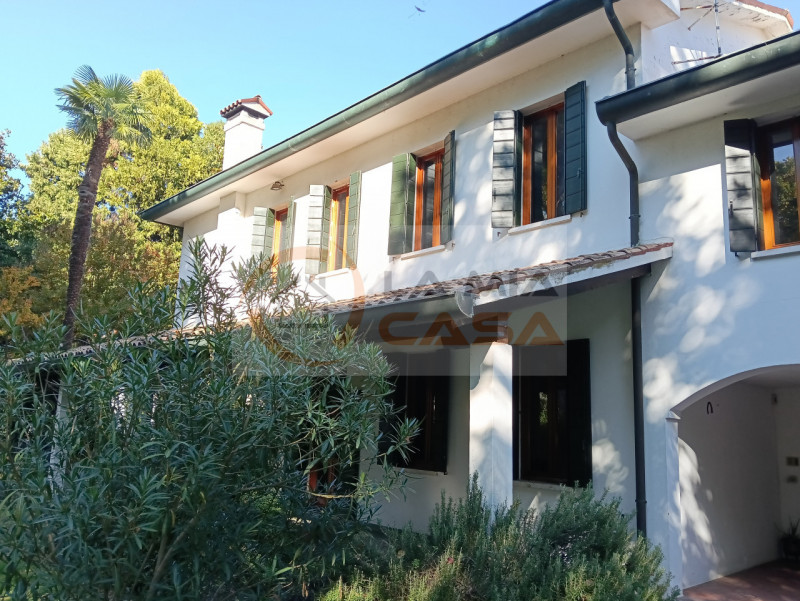 CAMPONOGARA loc. Prozzolo: Situata nel cuore della tranquilla zona di Prozzolo, questa affascinan...