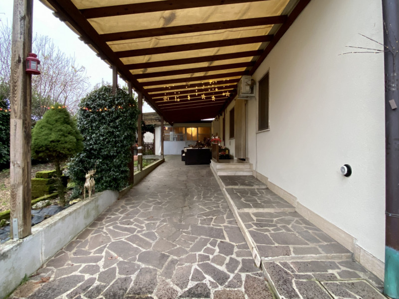 In tranquilla zona residenziale a Vicenza, nel quartiere di Bertesina e più precisamente in Strad...