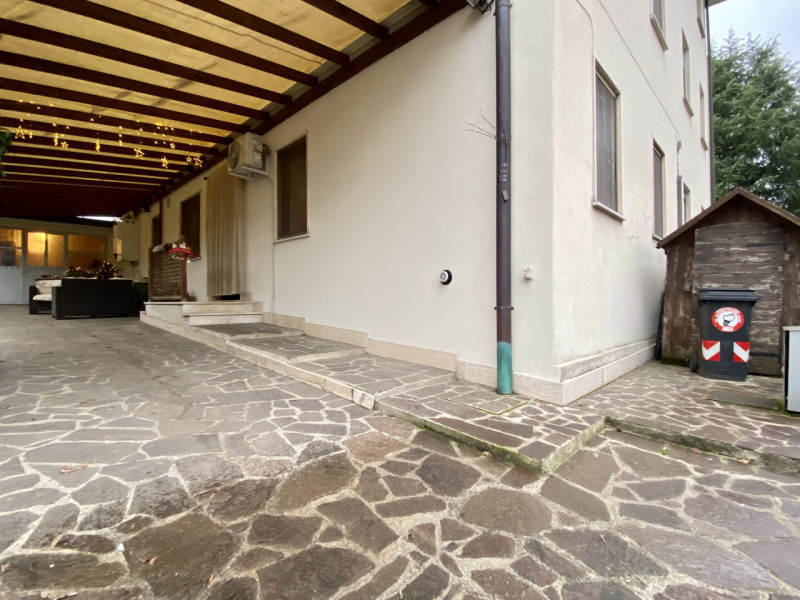 In tranquilla zona residenziale a Vicenza, nel quartiere di Bertesina e più precisamente in Strad...