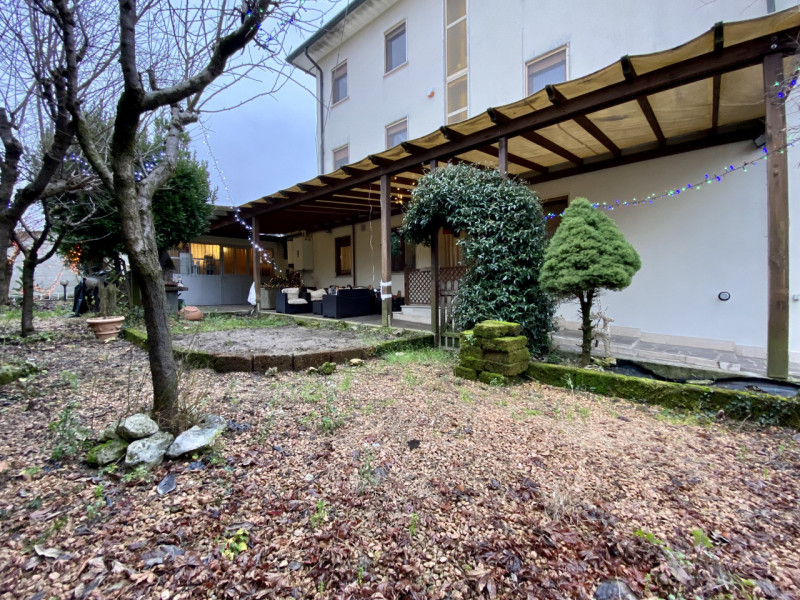 In tranquilla zona residenziale a Vicenza, nel quartiere di Bertesina e più precisamente in Strad...