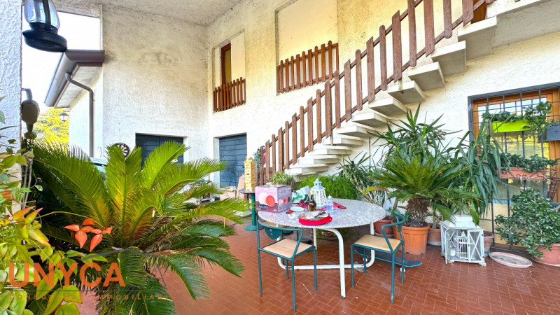 Casa singola situata nel cuore di Selvazzano Dentro, in una delle zone più ricercate. L'immobile ...