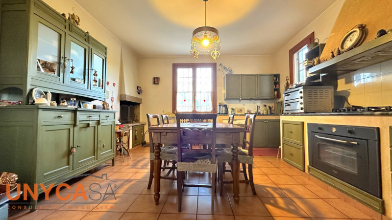 Casa singola situata nel cuore di Selvazzano Dentro, in una delle zone più ricercate. L'immobile ...