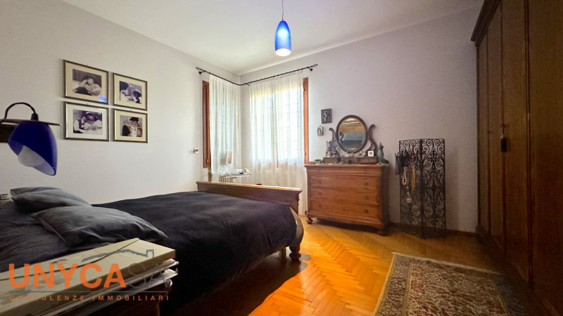 Casa singola situata nel cuore di Selvazzano Dentro, in una delle zone più ricercate. L'immobile ...