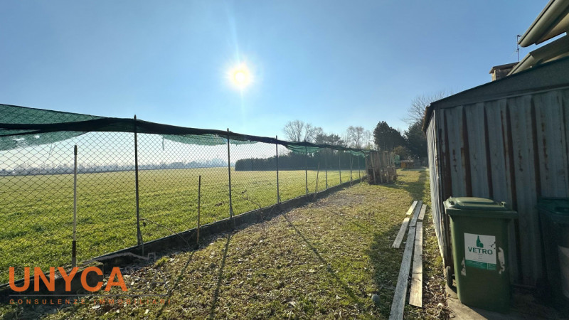 Casa singola situata nel cuore di Selvazzano Dentro, in una delle zone più ricercate. L'immobile ...