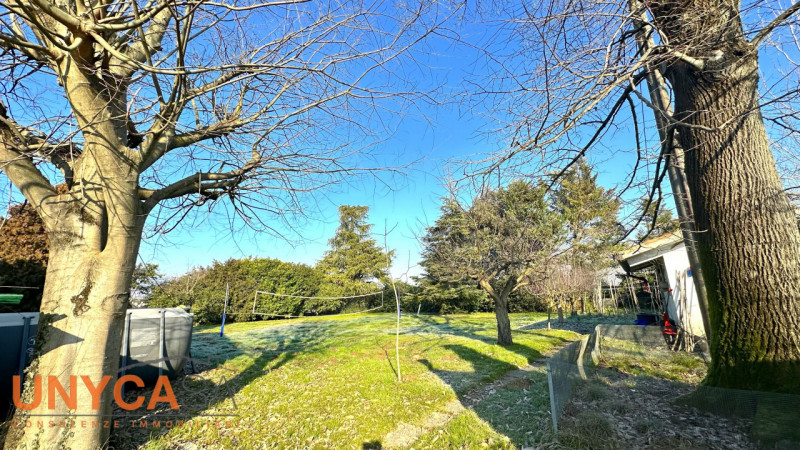 Casa singola situata nel cuore di Selvazzano Dentro, in una delle zone più ricercate. L'immobile ...