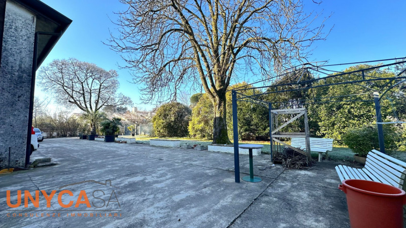 Casa singola situata nel cuore di Selvazzano Dentro, in una delle zone più ricercate. L'immobile ...