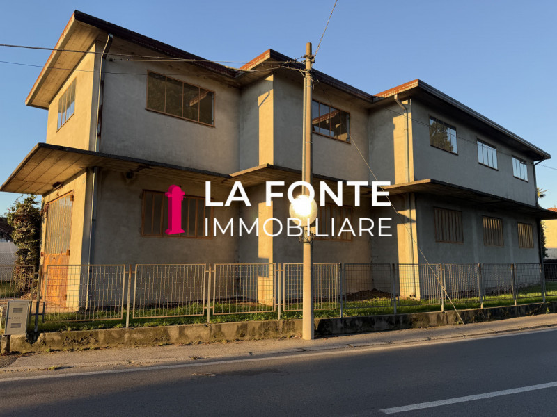 TORRE - CASA ACCOSTATA con LABORATORIO da Ristrutturare.
Abitazione disposta su 2 livelli di mq. ...