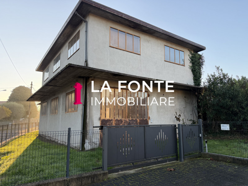 TORRE - CASA ACCOSTATA con LABORATORIO da Ristrutturare.
Abitazione disposta su 2 livelli di mq. ...