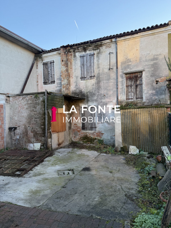 TORRE - CASA ACCOSTATA con LABORATORIO da Ristrutturare.
Abitazione disposta su 2 livelli di mq. ...