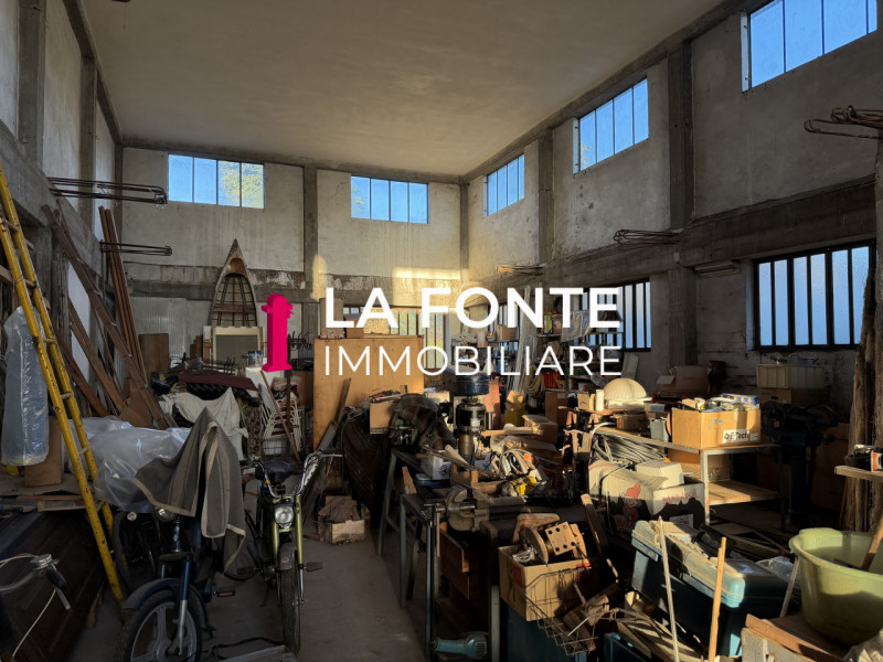 TORRE - CASA ACCOSTATA con LABORATORIO da Ristrutturare.
Abitazione disposta su 2 livelli di mq. ...