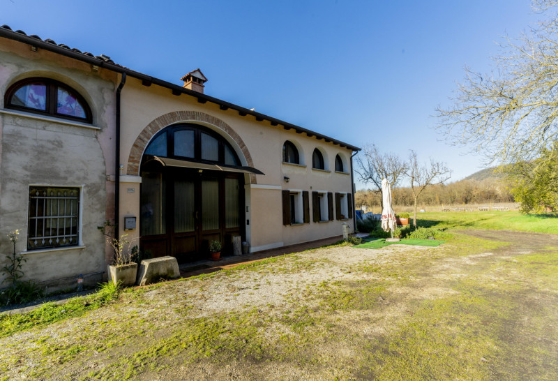 In un contesto intimo e riservato, dove il tempo sembra rallentare e la natura diventa parte dell...
