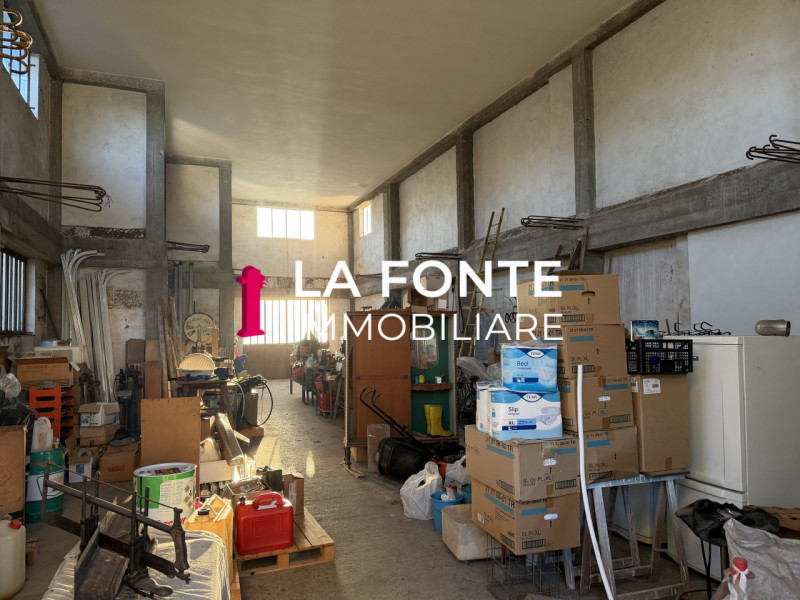 TORRE - LABORATORIO con CASA ACCOSTATA da Ristrutturare.
Laboratorio artigianale di mq. 150 circa...