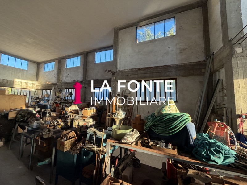 TORRE - LABORATORIO con CASA ACCOSTATA da Ristrutturare.
Laboratorio artigianale di mq. 150 circa...