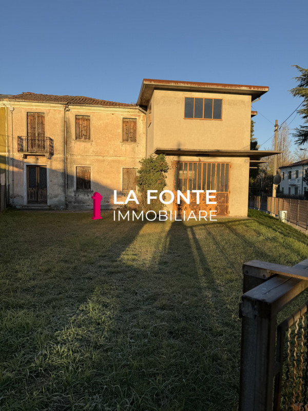 TORRE - LABORATORIO con CASA ACCOSTATA da Ristrutturare.
Laboratorio artigianale di mq. 150 circa...