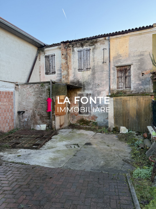 TORRE - LABORATORIO con CASA ACCOSTATA da Ristrutturare.
Laboratorio artigianale di mq. 150 circa...