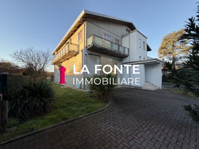 TORRE Spaziosa PORZ.NE di BIF.RE di circa 300 mq. L’immobile è ideale per famiglie numerose o chi...