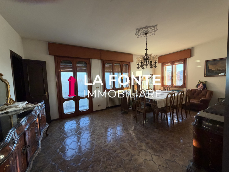 TORRE Spaziosa PORZ.NE di BIF.RE di circa 300 mq. L’immobile è ideale per famiglie numerose o chi...