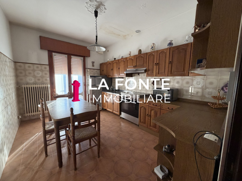 TORRE Spaziosa PORZ.NE di BIF.RE di circa 300 mq. L’immobile è ideale per famiglie numerose o chi...