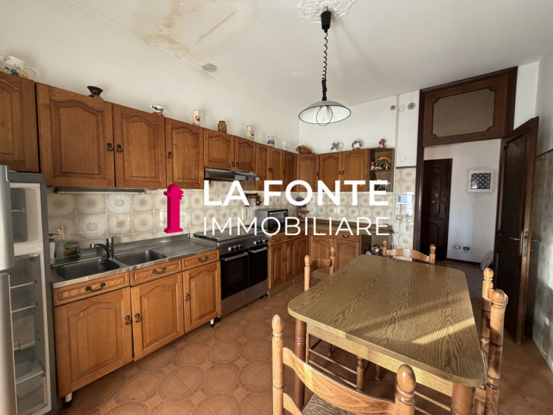 TORRE Spaziosa PORZ.NE di BIF.RE di circa 300 mq. L’immobile è ideale per famiglie numerose o chi...