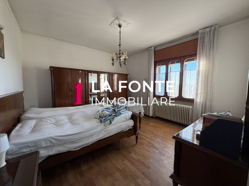 TORRE Spaziosa PORZ.NE di BIF.RE di circa 300 mq. L’immobile è ideale per famiglie numerose o chi...