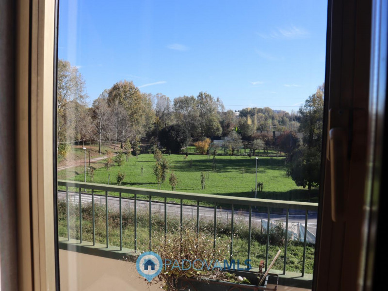 Immobile in esclusiva al Gruppo Padova MLS
In zona Mortise, proponiamo in vendita un luminoso app...