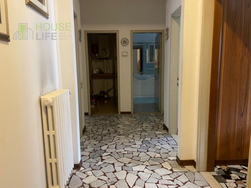 RECOARO TERME: spazioso APPARTAMENTO BICAMERE in pieno centro con poggiolo, veranda, soffitta, te...