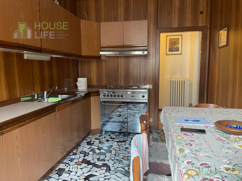 RECOARO TERME: spazioso APPARTAMENTO BICAMERE in pieno centro con poggiolo, veranda, soffitta, te...