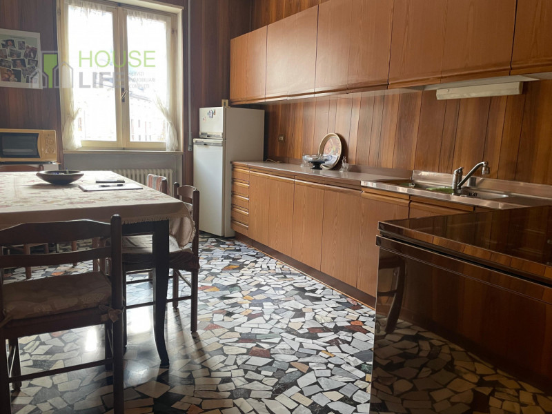 RECOARO TERME: spazioso APPARTAMENTO BICAMERE in pieno centro con poggiolo, veranda, soffitta, te...