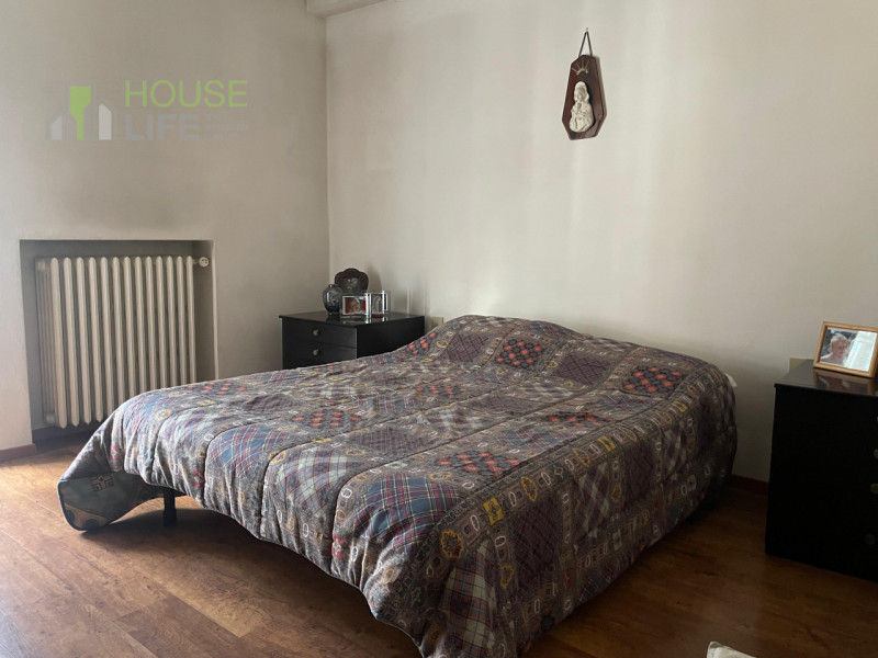 RECOARO TERME: spazioso APPARTAMENTO BICAMERE in pieno centro con poggiolo, veranda, soffitta, te...