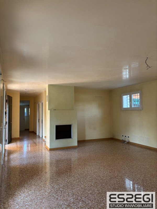 Proponiamo in vendita contemporanea abitazione indipendente libera su tre lati, rinnovata con fin...