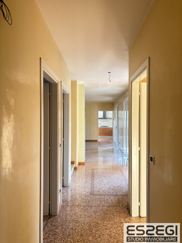 Proponiamo in vendita contemporanea abitazione indipendente libera su tre lati, rinnovata con fin...