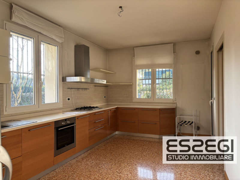 Proponiamo in vendita contemporanea abitazione indipendente libera su tre lati, rinnovata con fin...