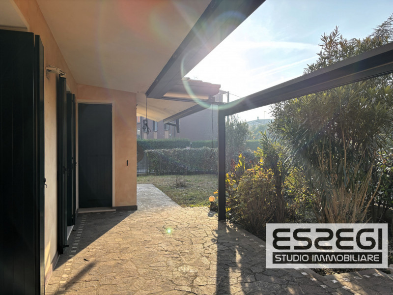 Proponiamo in vendita contemporanea abitazione indipendente libera su tre lati, rinnovata con fin...