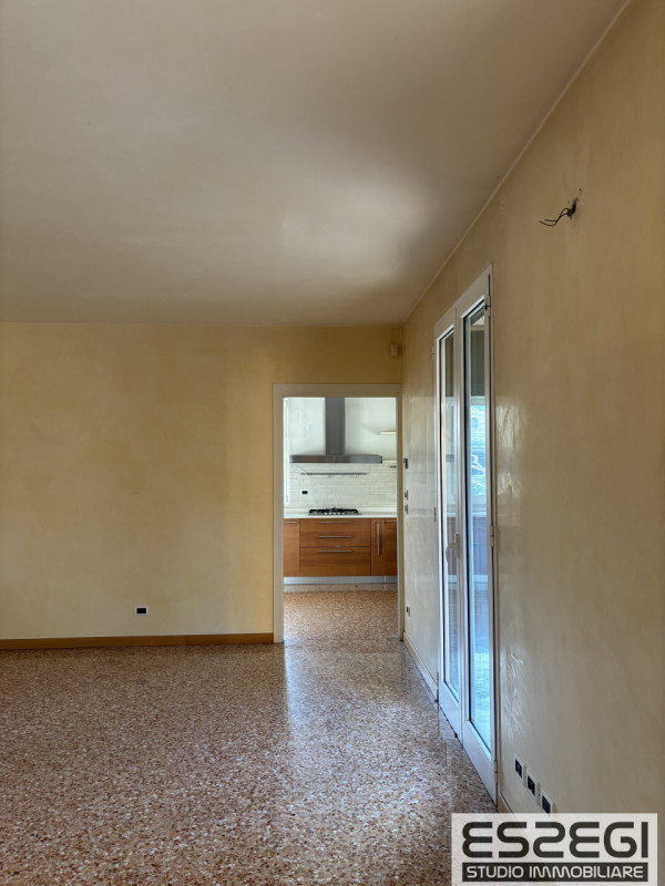 Proponiamo in vendita contemporanea abitazione indipendente libera su tre lati, rinnovata con fin...