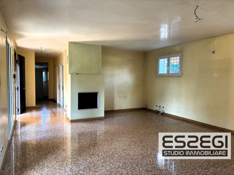 Proponiamo in vendita contemporanea abitazione indipendente libera su tre lati, rinnovata con fin...