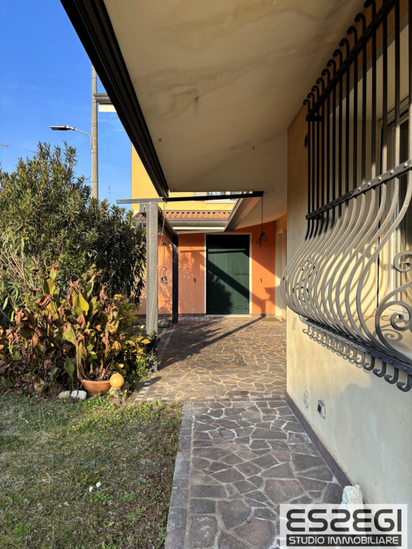 Proponiamo in vendita contemporanea abitazione indipendente libera su tre lati, rinnovata con fin...