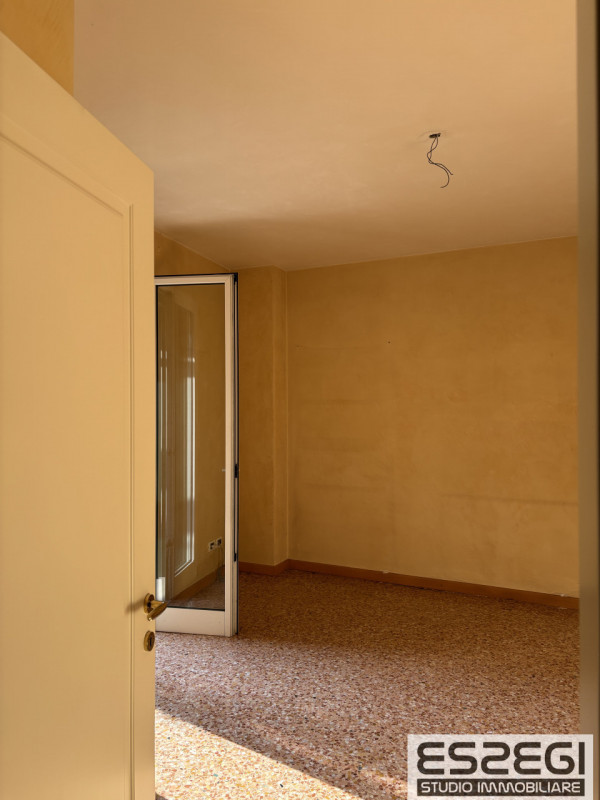 Proponiamo in vendita contemporanea abitazione indipendente libera su tre lati, rinnovata con fin...