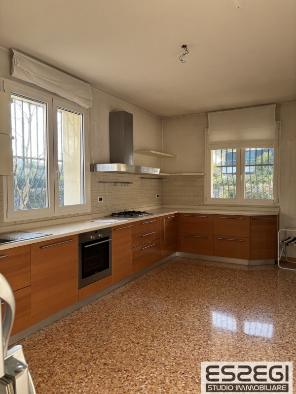 Proponiamo in vendita contemporanea abitazione indipendente libera su tre lati, rinnovata con fin...