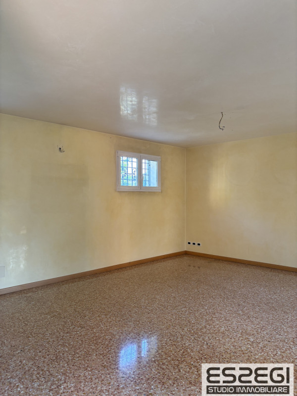 Proponiamo in vendita contemporanea abitazione indipendente libera su tre lati, rinnovata con fin...