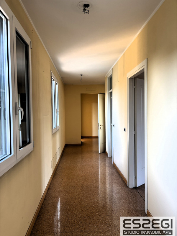 Proponiamo in vendita contemporanea abitazione indipendente libera su tre lati, rinnovata con fin...